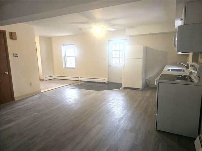 Photo - 122 Jane St Unit B