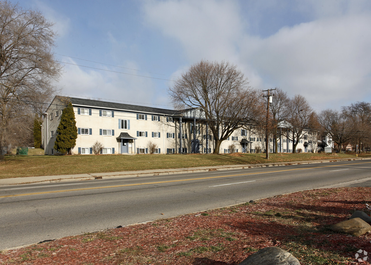 Photo - 1100 W Michigan Ave Apartments