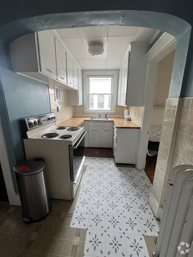 Building Photo - 200 Sabattus St Unit 202 Sabattus St (Second Floor Right ) Rental