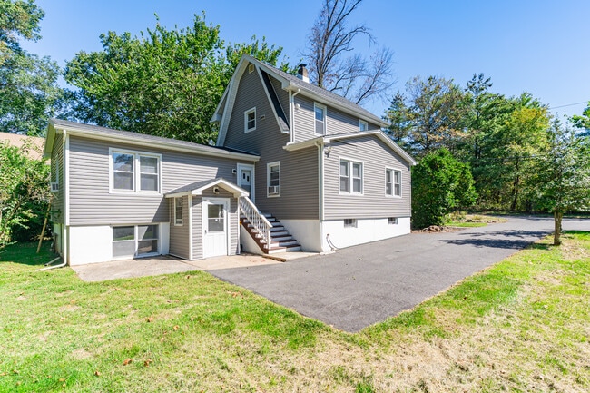 Oversized parking - 115 Billian St Unit 2