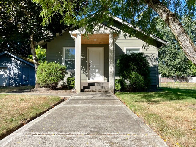 Charming 2-bedroom Gresham home with large... - Charming 2-bedroom Gresham home with large...