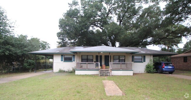 Building Photo - 3 bed 1 bath duplex with almost 1400 sqft ... Rental