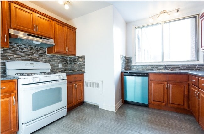 Photo - 6001-6101-6151 Cote Saint-Luc Road