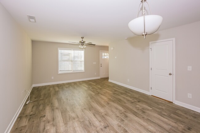 Photo - 140 Rowan St