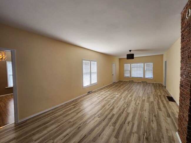 Photo - 704 N White St