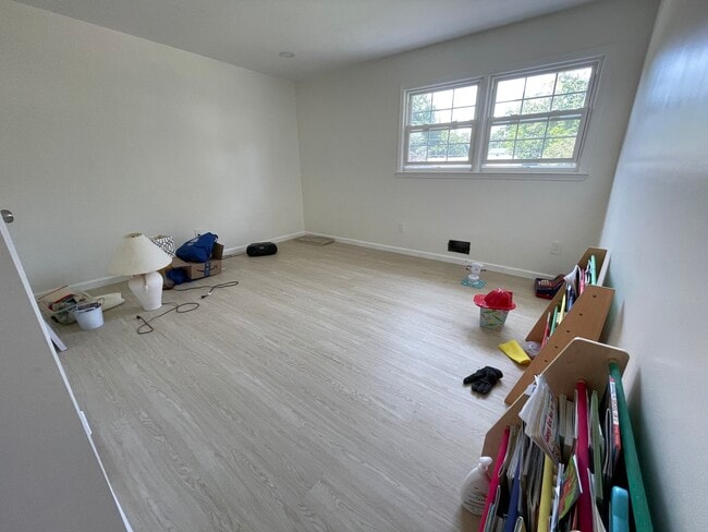 Building Photo - 8 Deborah Dr Unit 2