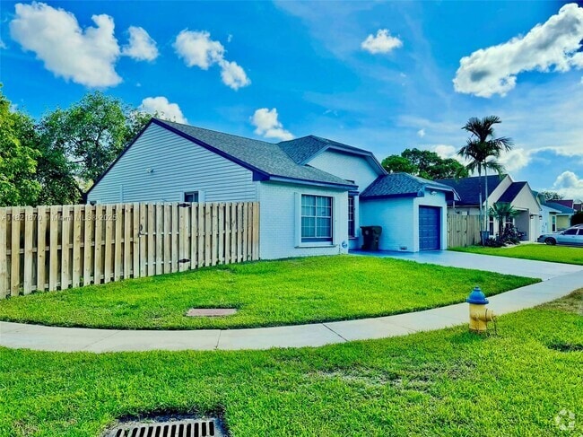Building Photo - 8600 SW 15th St Rental