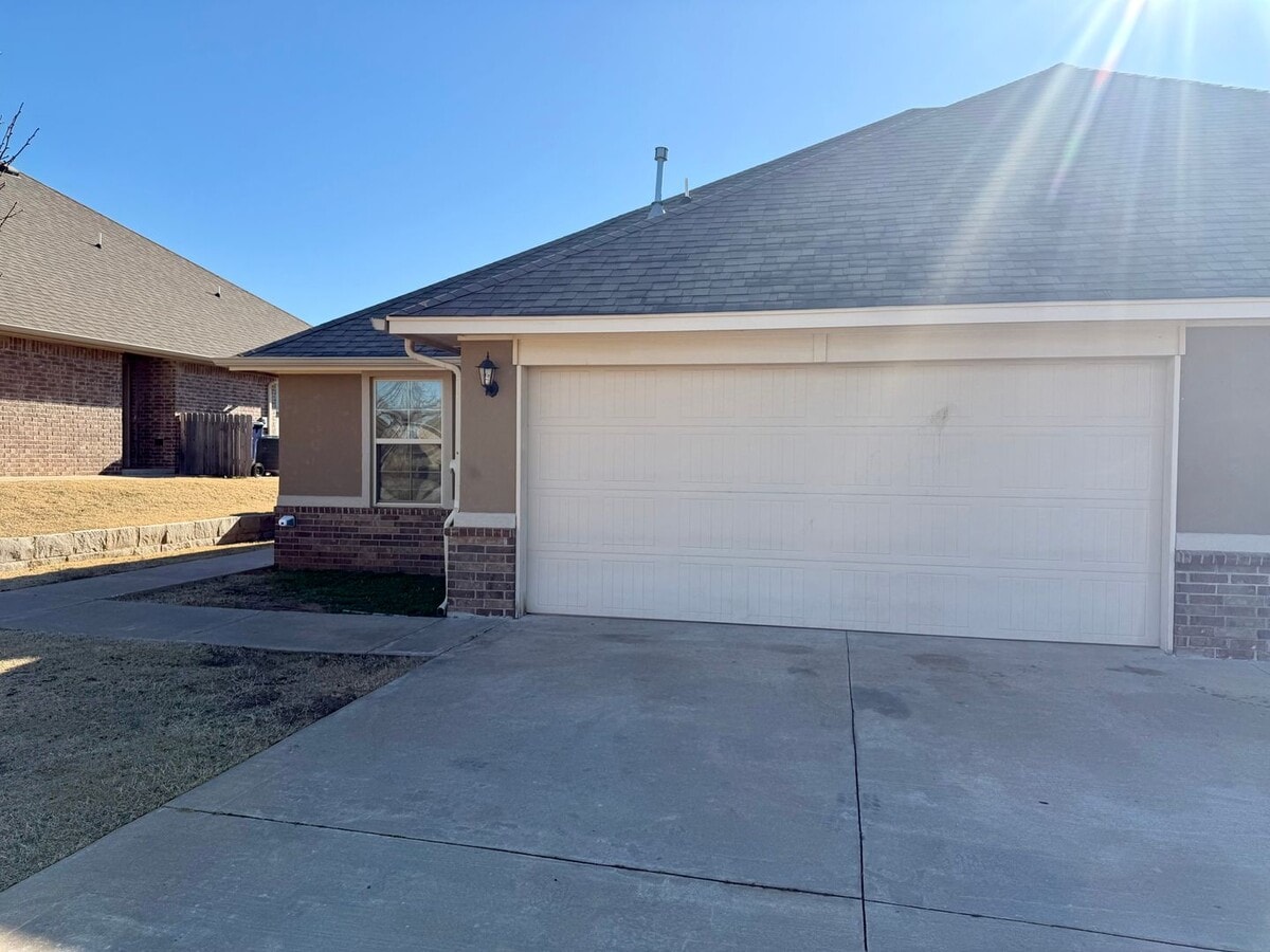 Beautiful 3 Bed 2 Bath Duplex in Surrey Hills!! - Beautiful 3 Bed 2 Bath Duplex in Surrey Hills!!