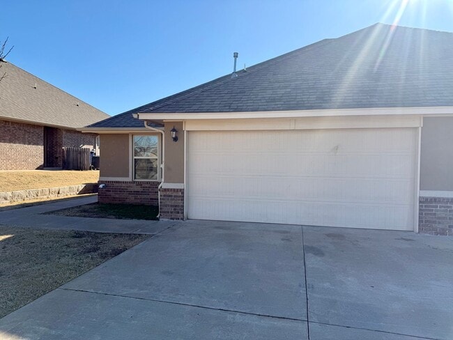 Building Photo - Beautiful 3 Bed 2 Bath Duplex in Surrey Hills!!