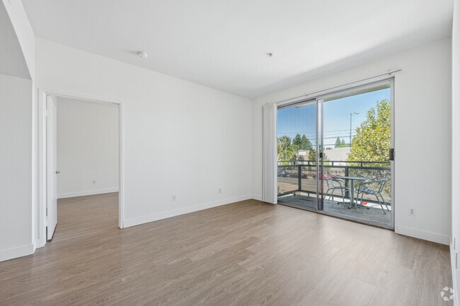 2BR, 2BA - 1090SF - Living Room