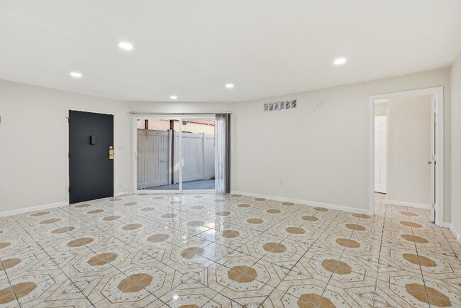 Photo - 7924 Woodman Ave Unidad 33