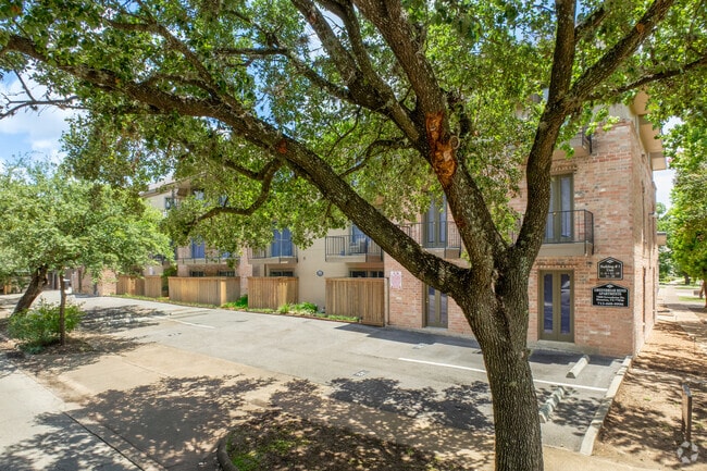 Building Photo - Greenbriar Bend Rental