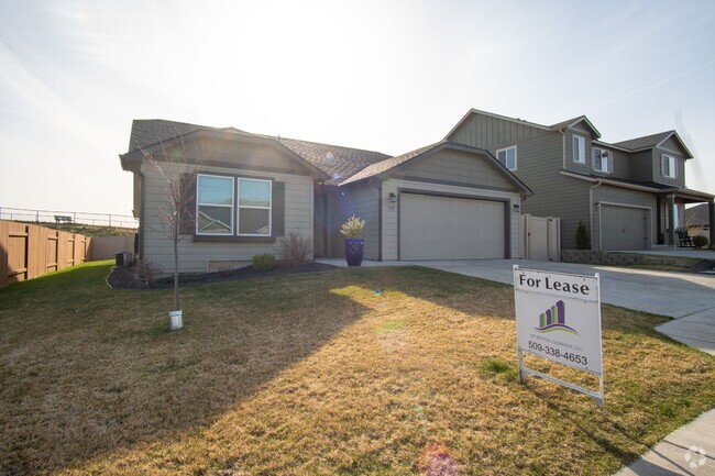 Building Photo - 3 Bedroom, 2 bathroom home on Sunnyside Hill!