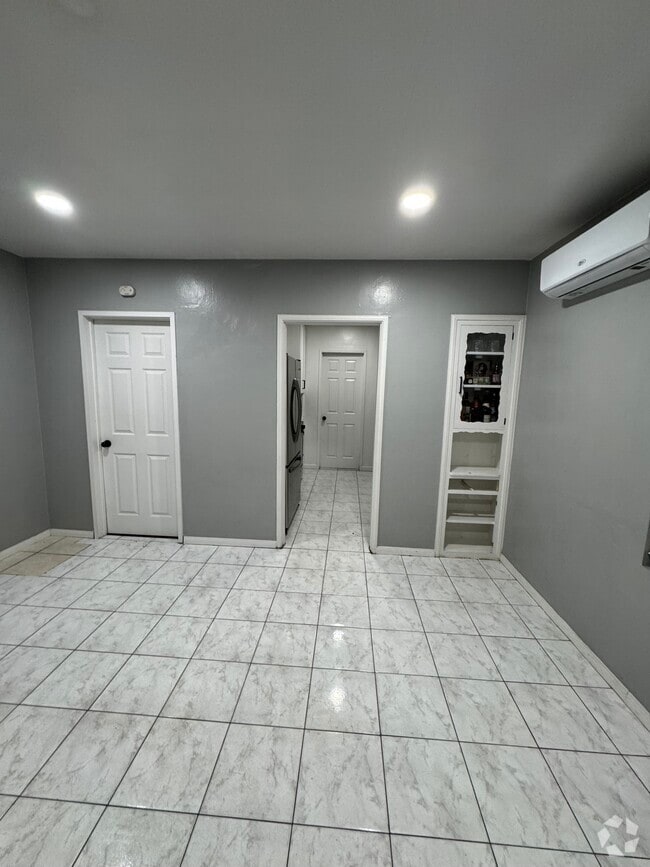 Building Photo - 6831 Hollenbeck St Rental