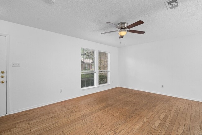 Photo - 1015 E Yager Ln