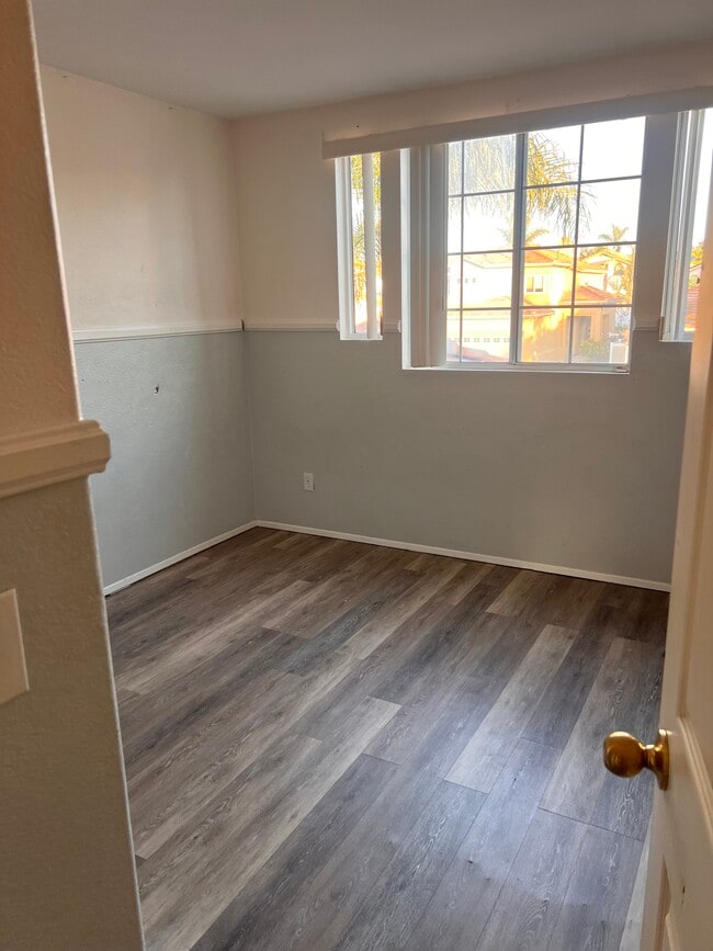 Photo - 556 Almonte Pl