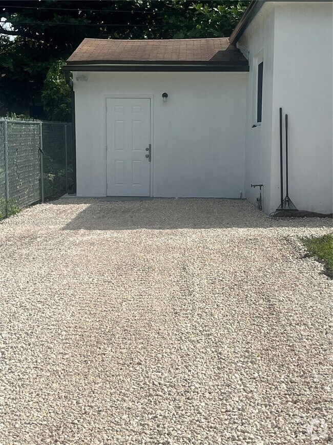 Building Photo - 1824 NW 49th St Unit Studio Rental