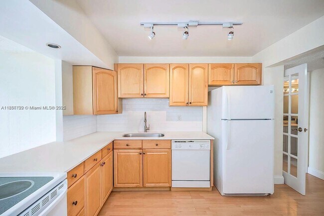 Photo - 801 Three Islands Boulevard Unidad 211