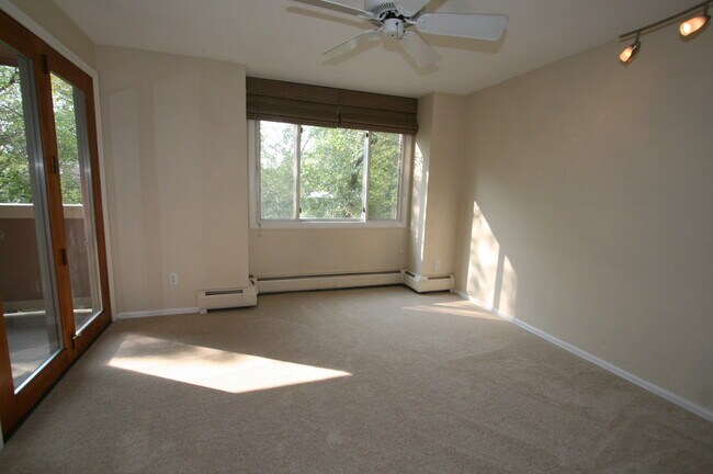 Living Room - 2201 Pearl St Unit 124