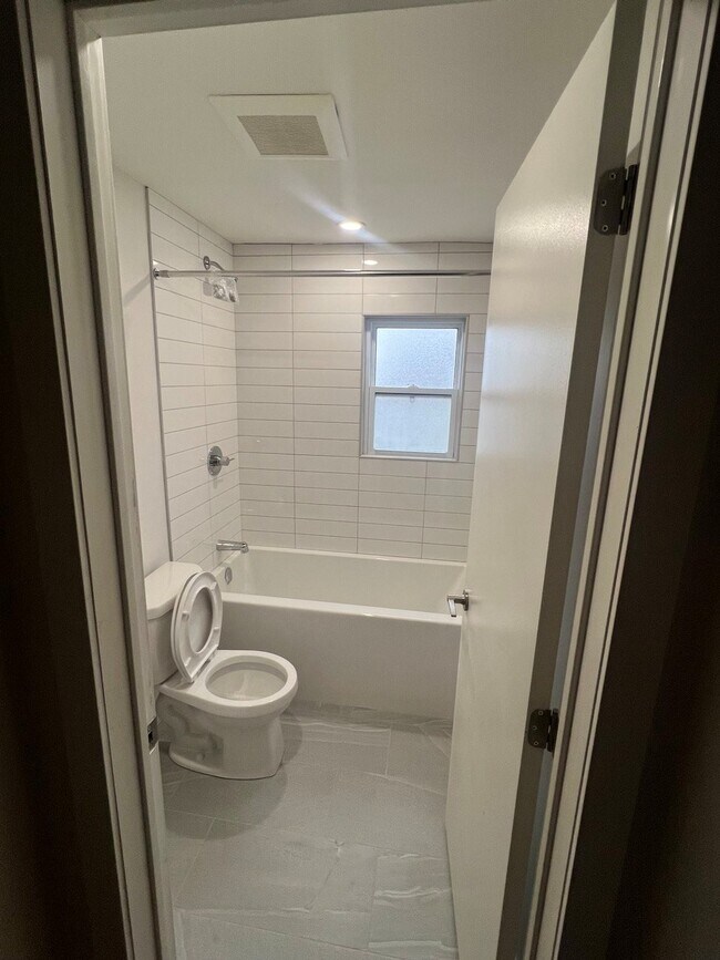 Photo - 1482A Morisset Av