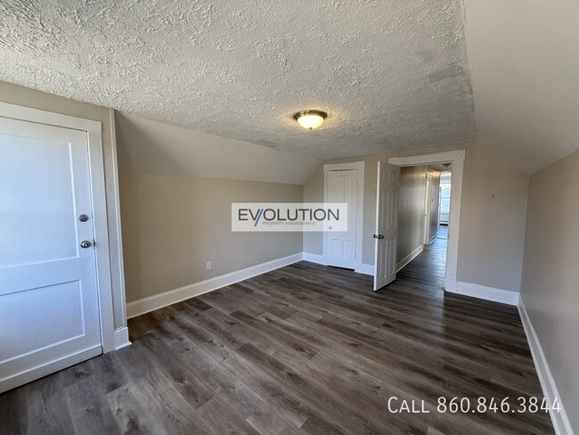 Building Photo - 228-230-230 Franklin Ave Unit FL3