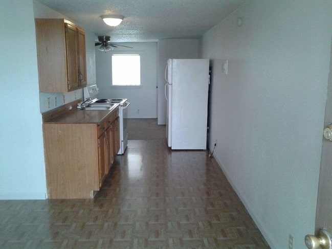 Cocina mirando hacia el área del dormitorio - Blue Sky Ranch