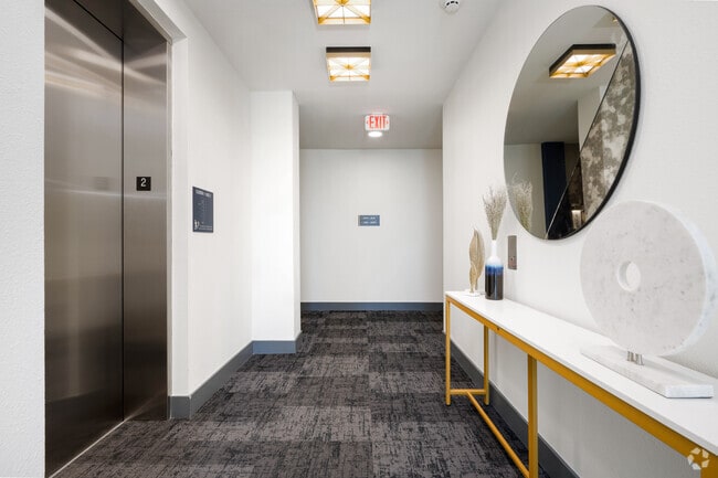 1BR, 1BA - 713SF
