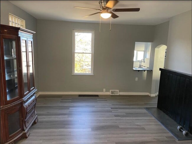 Photo - 825 Sarah St