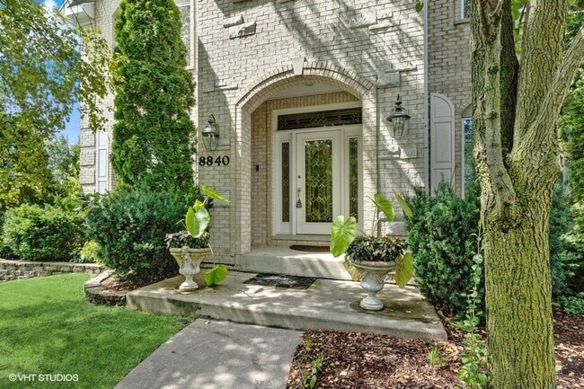 Building Photo - 8840 Royal Dr