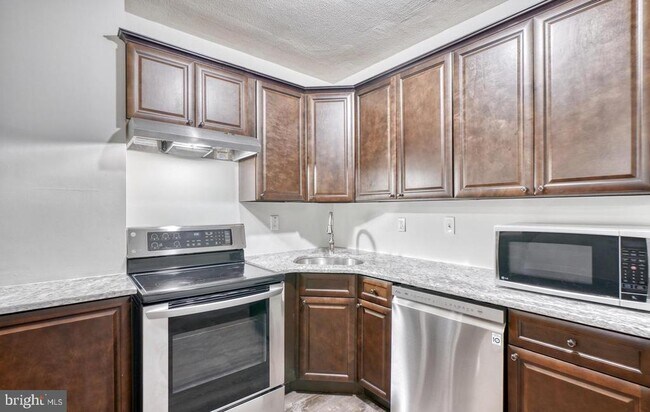 Photo - 204 N Port St Townhome