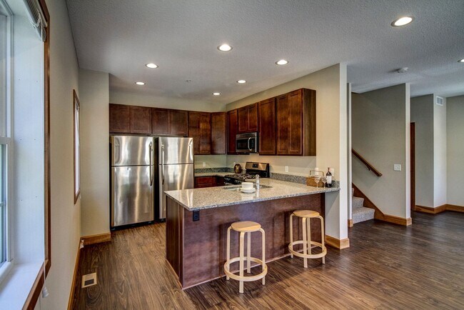 Building Photo - 1208 Como Ave SE Unit #1 Rental