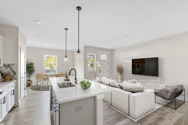 Photo - 628 Melville Dr