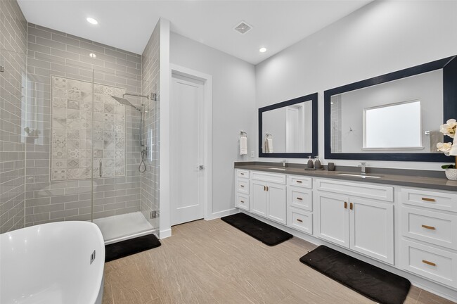 Building Photo - 2617 Live Oak St