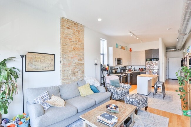 Photo - Video Tour- Great 3 Bedroom, 1 Bath Apartment. Located in Wicker Park/Bucktown near the Division ... Unit 3R