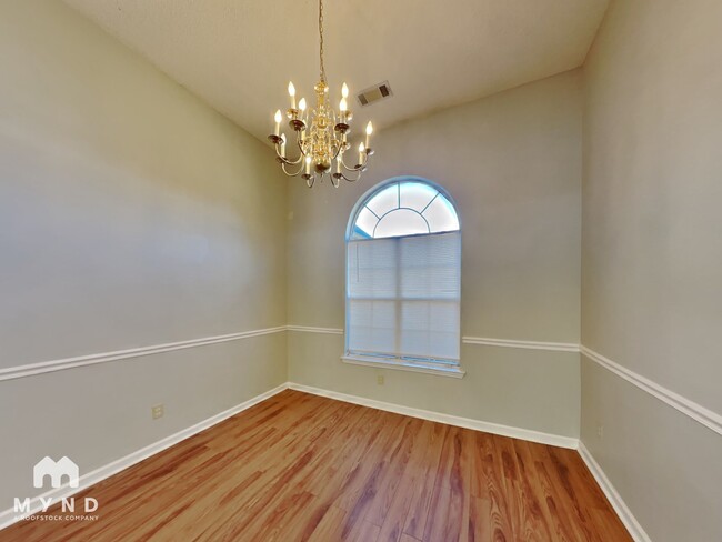 Photo - 9823 Saskatoon Ln