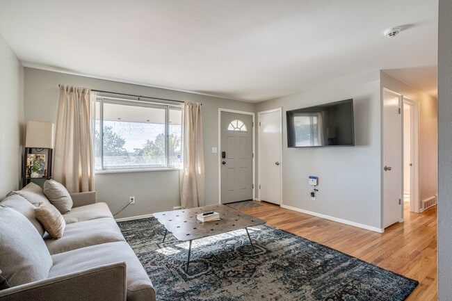Building Photo - Room in a large shared home, great neighbo... Unit Room 1