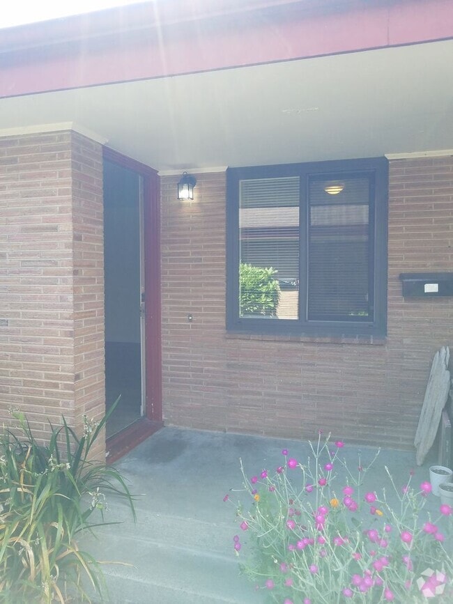 Building Photo - Jenola Court Unit B Rental