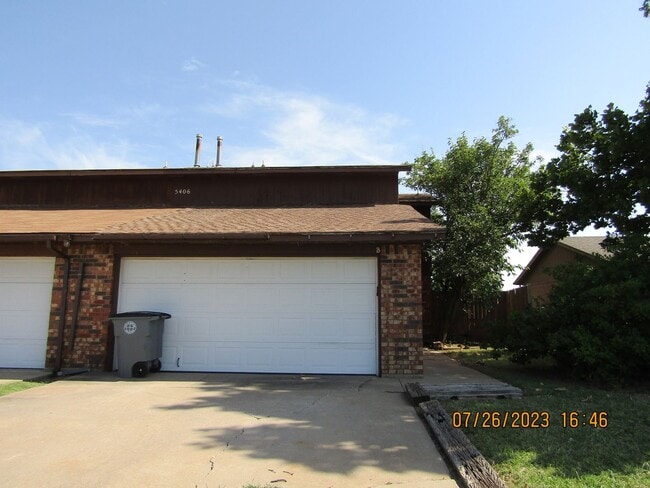 Building Photo - Very nice townhome located in the Heritage...