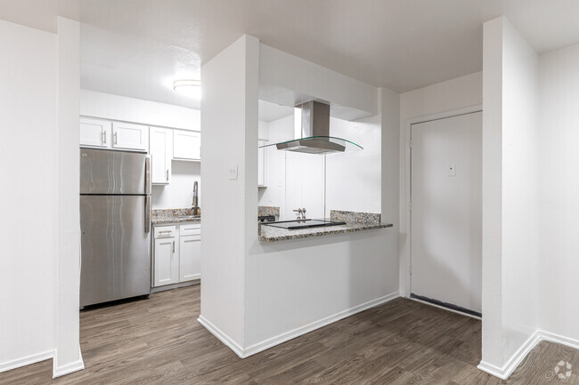2BR, 2BA - 932SF - Kitchen - The Brittany Apartments