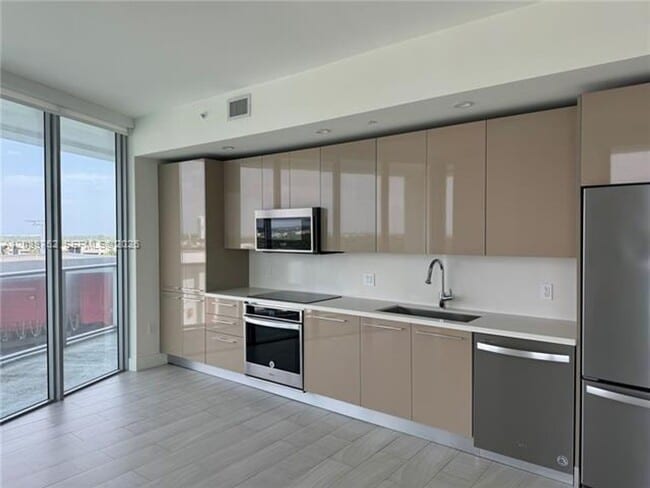 Photo - 2000 Metropica Wy