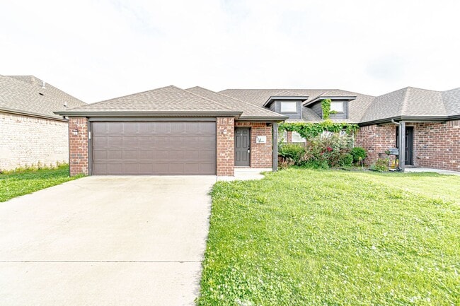 Building Photo - Spacious Centerton Duplex