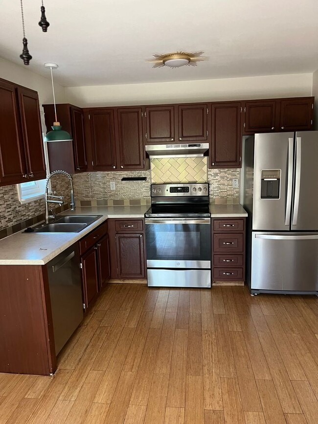 Photo - 4 Bedroom Gardener's Delight With Rooftop Patio, Privacy and Covered Parking
