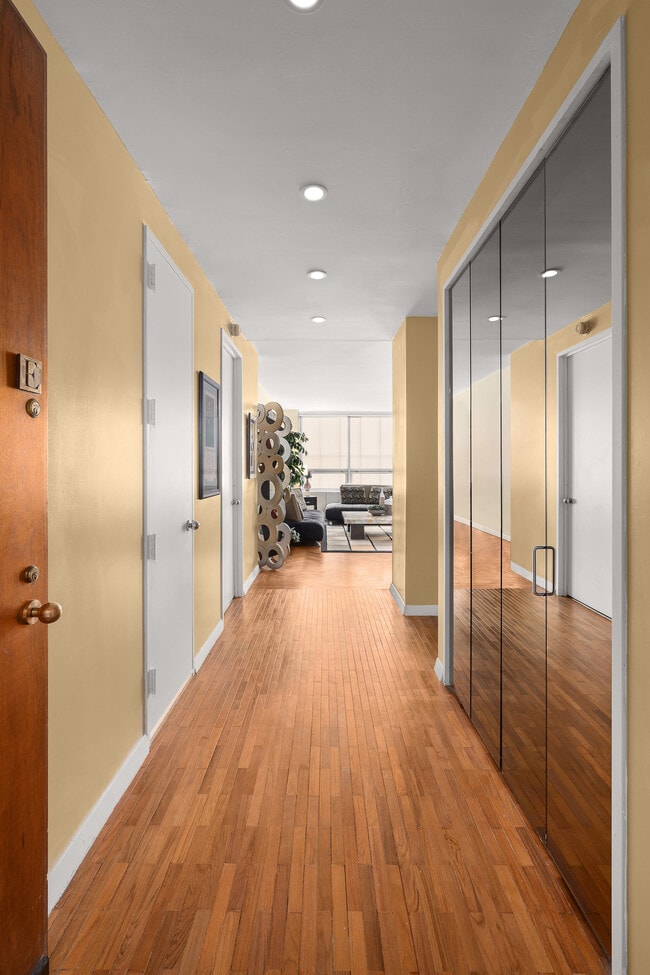 Photo - 15 W 53rd St