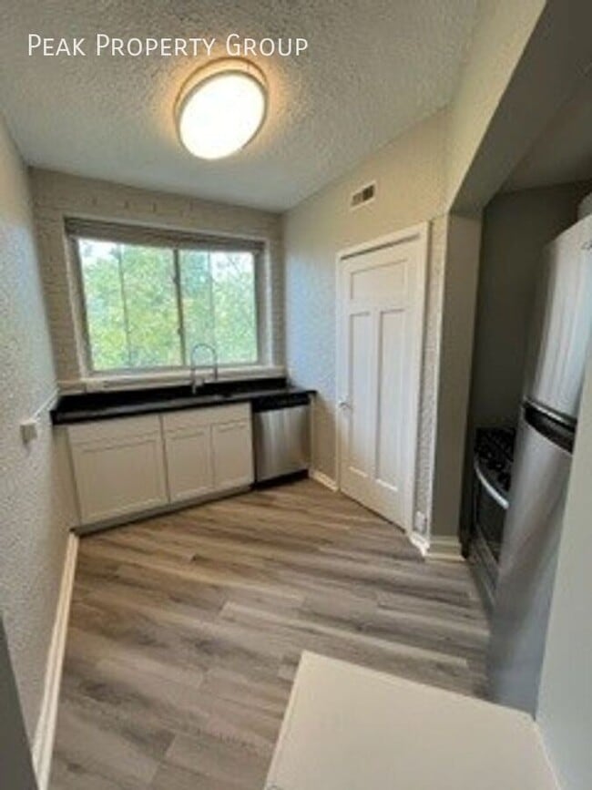 Photo - 2560 Woodburn Ave Unit 8