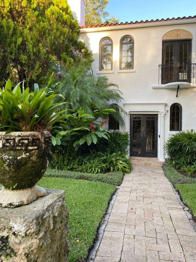 Building Photo - 2839 SW 25th Ter