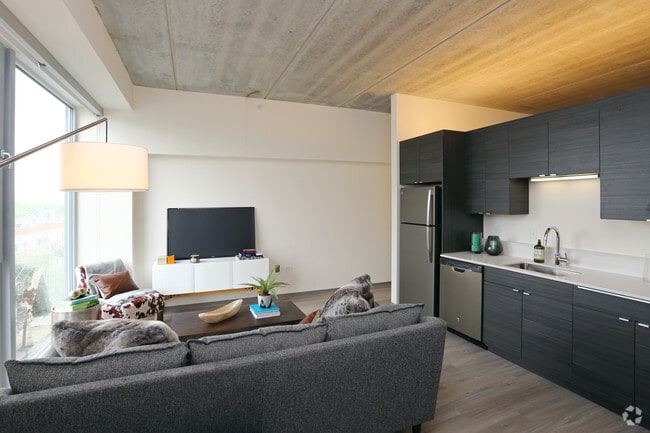 1BR, 1BA - 669SF - Living Room