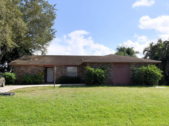 Photo - 744 SE Fallon Dr House