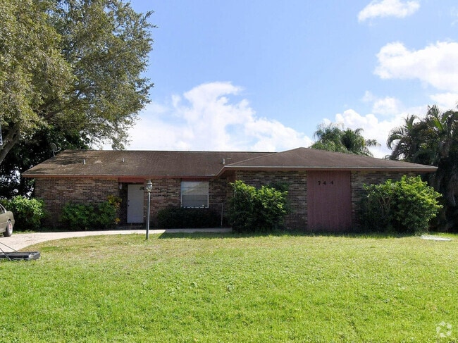 Building Photo - 744 SE Fallon Dr Rental