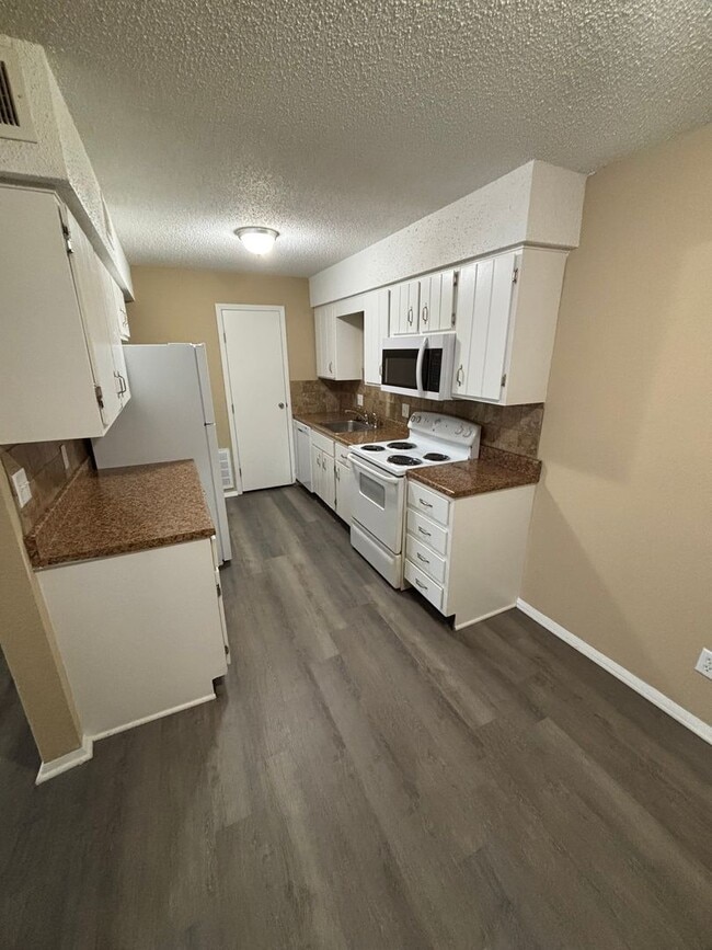 Building Photo - 2 Bedroom 1.5 Bath Updated Apartment