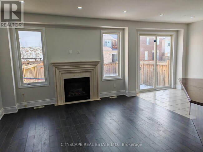 Photo - 228 Slingsby Landing